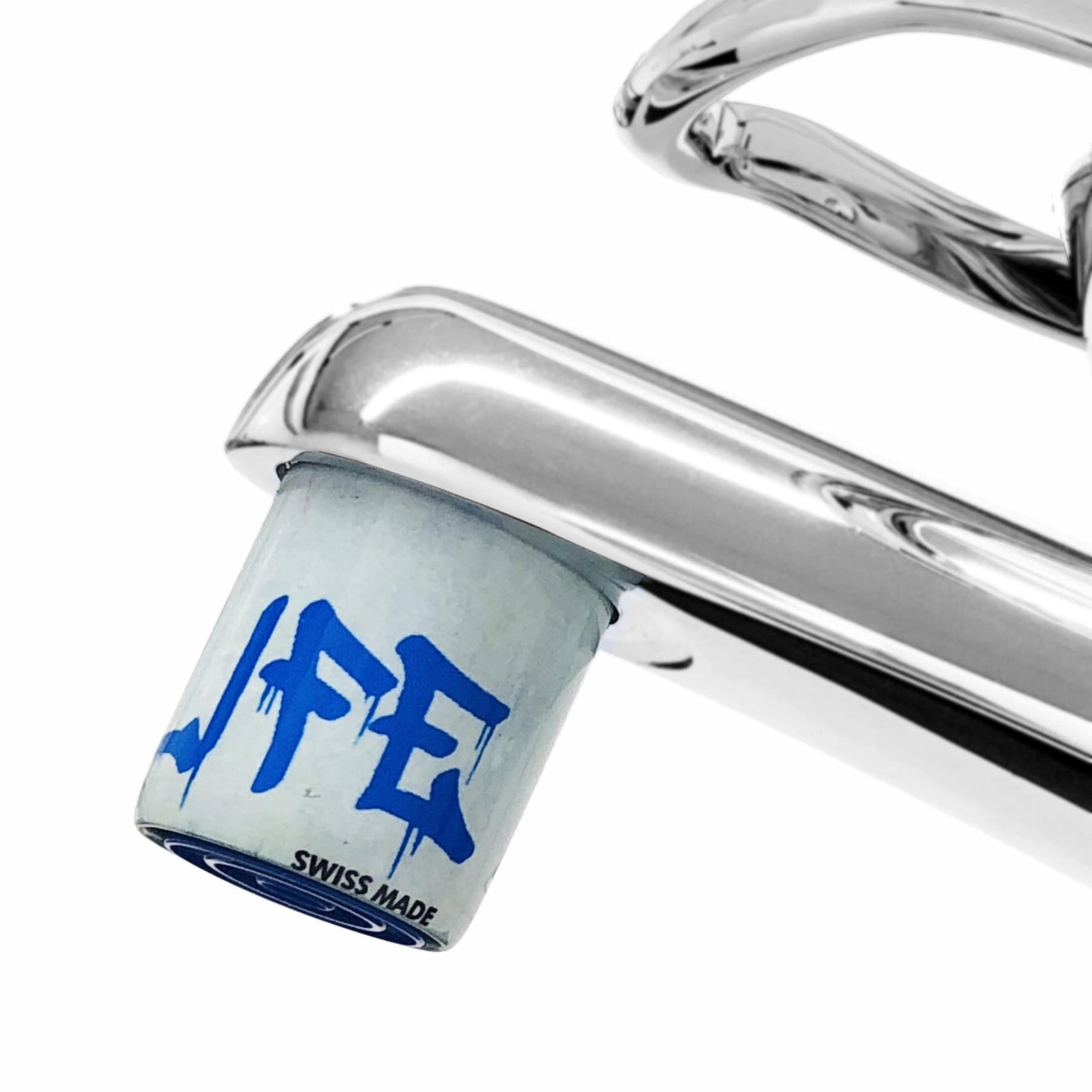 Perlstrahlregler am Hahn mit Graffitty Love / Live-Design für eine effiziente Nutzung von Wasser und Energie