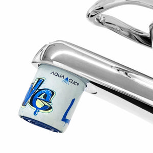 AquaClic-Strahlregler am Hahn mit Graffitty Love / Live-Design zum Einsparen von Wasser und Energie