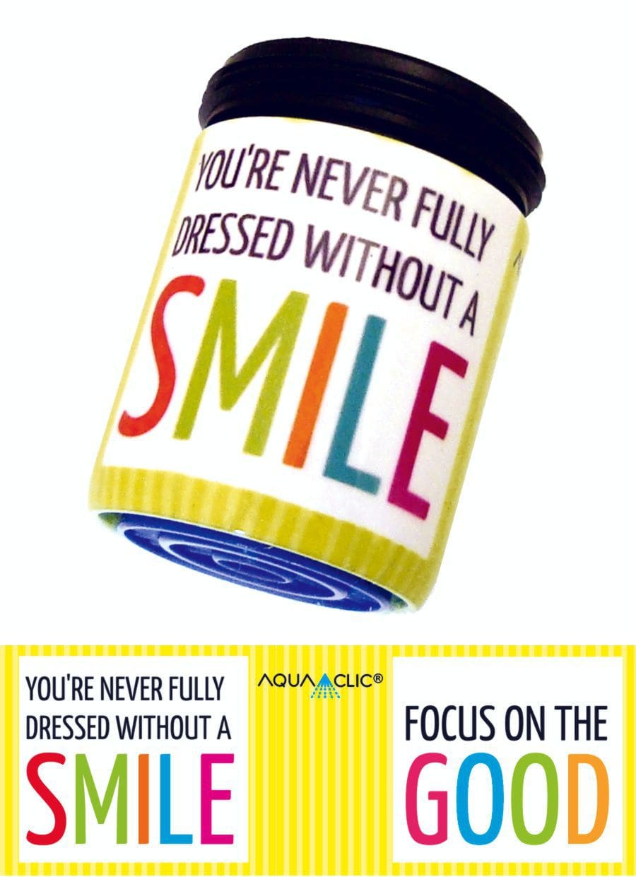 AquaClic Strahlregler mit Motivationsspruch „You're never fully dressed without a smile“ und „Focus on the good“ in farbiger Schrift