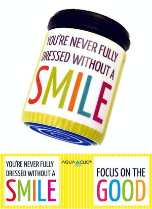 AquaClic Strahlregler mit Motivationsspruch „You're never fully dressed without a smile“ und „Focus on the good“ in farbiger Schrift