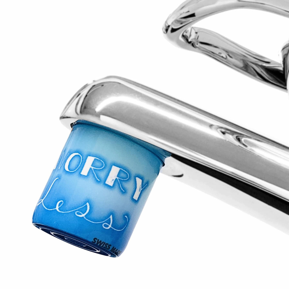 Strahlregler für den Wasserhahn mit AquaClic-Technologie und Love more / Worry less-Strahlformer am Hahn: Für einen umweltbewussten und eleganten Haushalt