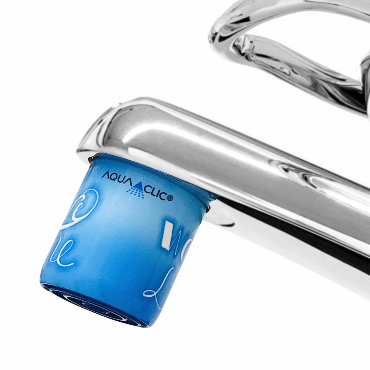 AquaClic-Strahlformer am Hahn mit Love more / Worry less-Strahlregler am Wasserhahn