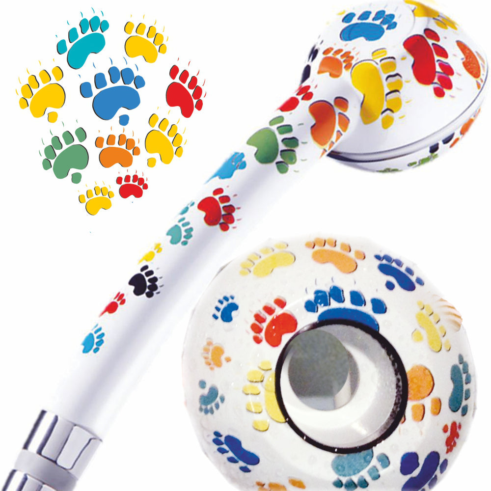 Druckaufbauende Swissclima-Brause im Design von Tätzli: Katzenpfoten, die über den Duschkopf spazieren.