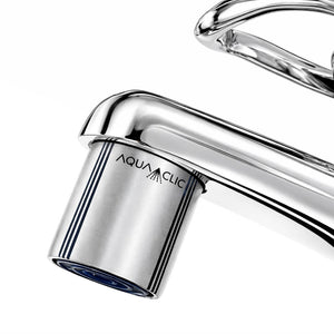 AquaClic Inox Lignes Strahlregler aus Edelstahl mit feinen, eleganten Linien, montiert am Wasserhahn