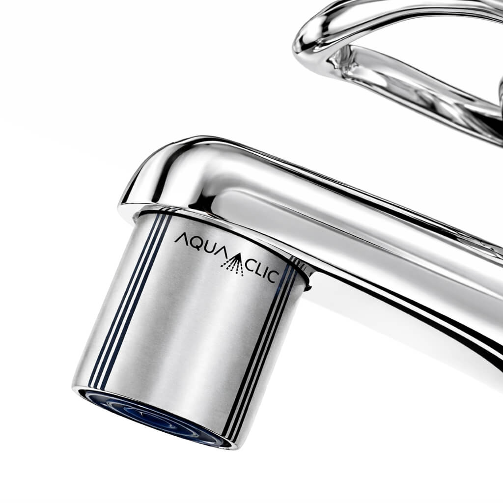 AquaClic Inox Lignes Strahlregler aus Edelstahl mit feinen, eleganten Linien, montiert am Wasserhahn