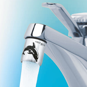 AquaClic Inox Flipper Strahlregler aus Edelstahl mit Delfinmotiv, montiert am Wasserhahn