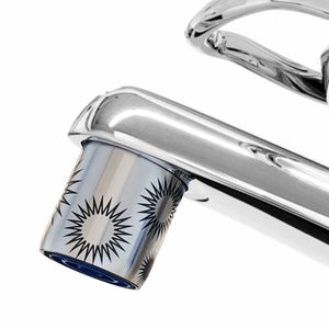 AquaClic Inox Let the Sunshine In Strahlregler aus Edelstahl mit Sonnenmotiven, montiert am Wasserhahn