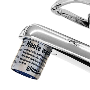 AquaClic Inox Manifesto Strahlregler aus Edelstahl mit inspirierendem Textdesign, montiert am Wasserhahn