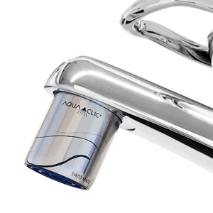 AquaClic Inox Arabesque Strahlregler aus Edelstahl mit geschwungenen Linien, montiert am Wasserhahn