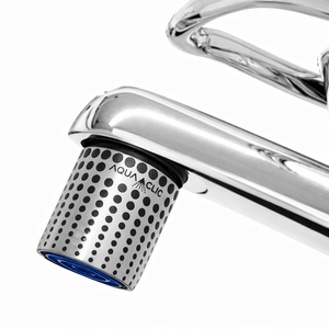 AquaClic Inox Boules Strahlregler aus Edelstahl mit Punktmuster, montiert am Wasserhahn