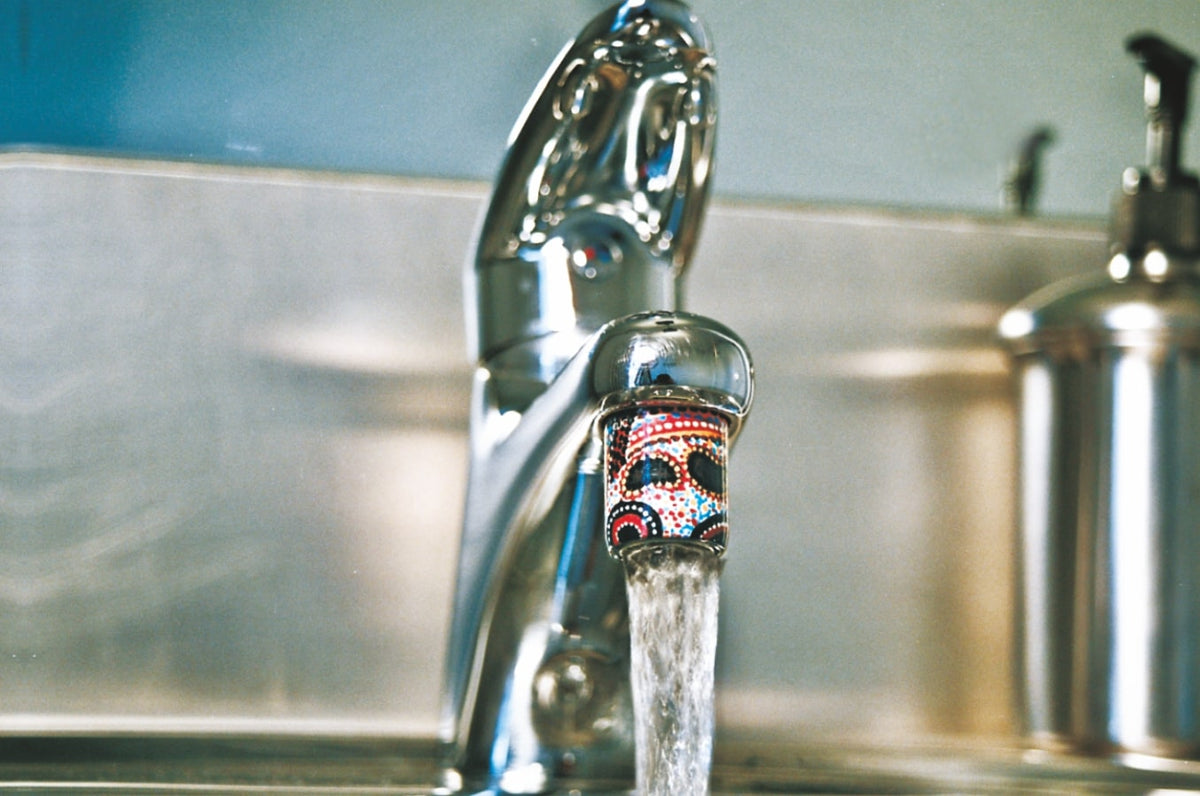 AquaClic-Wassersparer am Hahn mit Didjeridoo-Design vermindert den Wasserverbrauch und Kosten