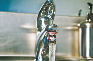 AquaClic-Wassersparer am Hahn mit Didjeridoo-Design vermindert den Wasserverbrauch und Kosten