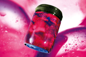 AquaClic Strahlregler Bordeaux mit bordeauxrotem marmoriertem Design vor pinker Blüte als dekorative Produktaufnahme