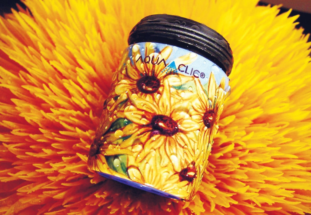 AquaClic-Strahlregler am Hahn mit Sunflowers-Design senkt den Wasserverbrauch und spart Kosten