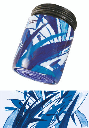 AquaClic Strahlregler Ice mit blauem Eis-Zapfen-Muster in verschiedenen Blautönen am Wasserhahn im Bad oder Gäste-Bad