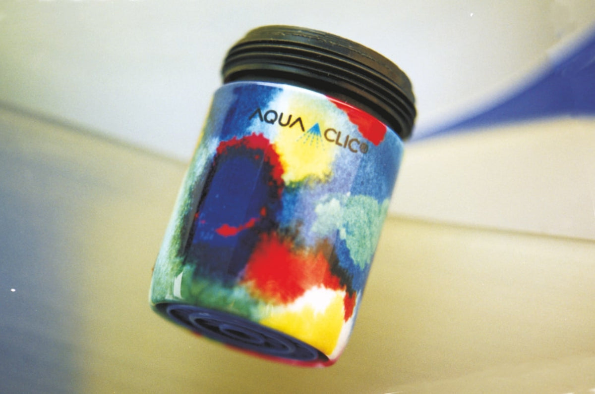 AquaClic-Strahlformer am Hahn mit Aquarellino-Design für eine Wasser- und CO2-Einsparung
