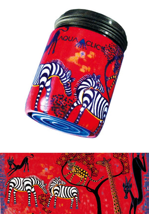 Der AquaClic-Wassersparer mit Helvetas Savannah-Design am Wasserhahn senkt den Wasserverbrauch und die CO2-Emissionen.