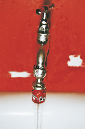 Nachhaltiger Wasserhahn mit Helvetas Savannah-Wassersparer für den täglichen Gebrauch