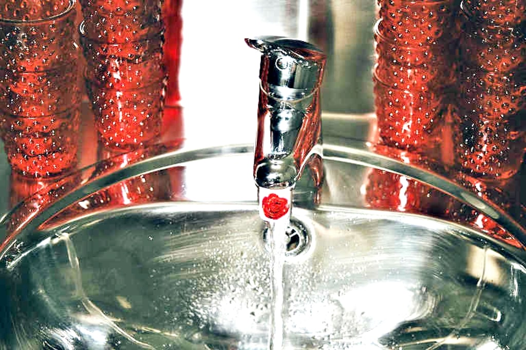 Wasserhahn mit Perlstrahlregler und AquaClic-Technologie in Rose rose-Design für eine effiziente Nutzung von Wasser und Energie