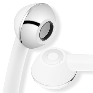 douchette Swissclima renforçant la pression : partie poignée blanche, sans métal, partie tête en revêtement éco-chromé. Disque et anneau décoratifs argentés.