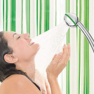 junge Frau geniesst den voluminösen Dusch-Wasserstrahl aus der Duschbrause SwissClima Ecochrom mit grünen Deko-Elementen