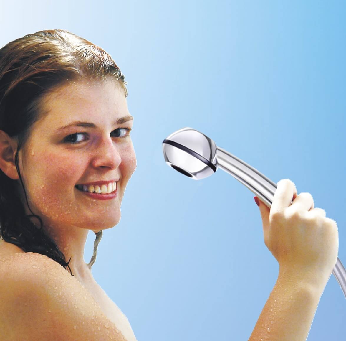 Junge Frau mit der SwissClima-Duschbrause - sichtbar im Profil - in der Hand nach dem Duschen