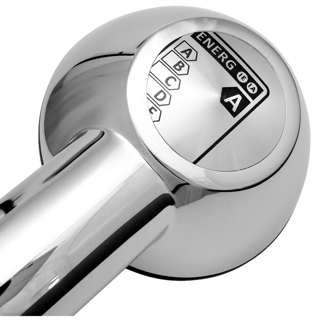 Contre une faible pression d'eau : SwissClima Energy A : par le haut avec plaque de décoration et plaque de décoration Energy-Label en acier inoxydable.