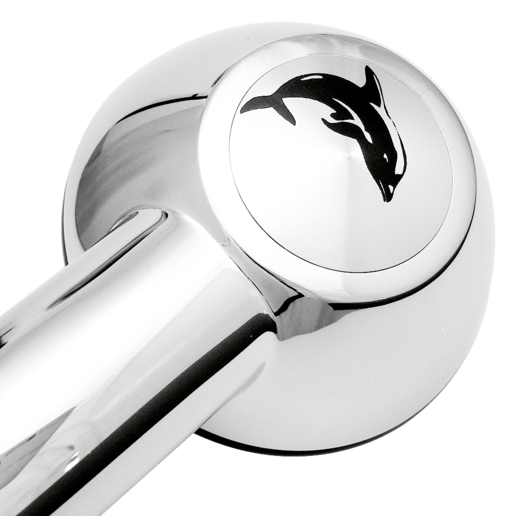Pommeau de douche SwissClima renforçant la pression avec design dauphin sur plaque décorative en acier inoxydable encastrée dans la partie poignée du pommeau de douche.