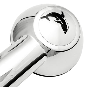 Pommeau de douche SwissClima renforçant la pression avec design dauphin sur plaque décorative en acier inoxydable encastrée dans la partie poignée du pommeau de douche.