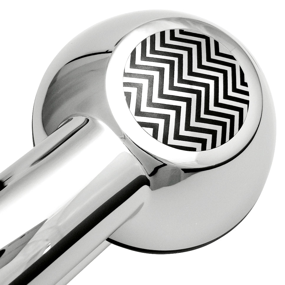 Pomme de douche contre la basse pression de la conduite : SwissClima vue d'en haut avec plaque décorative en acier inoxydable avec motif en zigzag