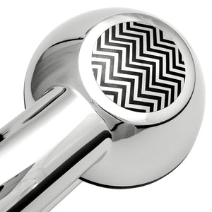 Pomme de douche contre la basse pression de la conduite : SwissClima vue d'en haut avec plaque décorative en acier inoxydable avec motif en zigzag