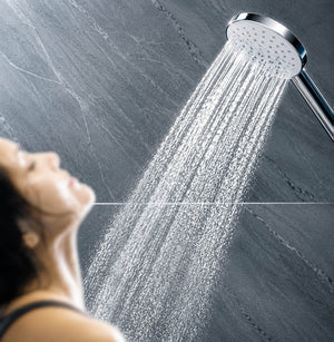 junge Frau duscht unter vollem Wasserstrahl der Duschbrause Prosecco