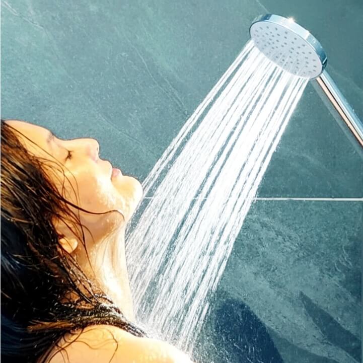 Wasserspar-Duschkopf Prosecco von oben mit gewebeverstärktem Kunststoff-Schlauch, mit Air-Stop, mit Regler und Gitterdichtung