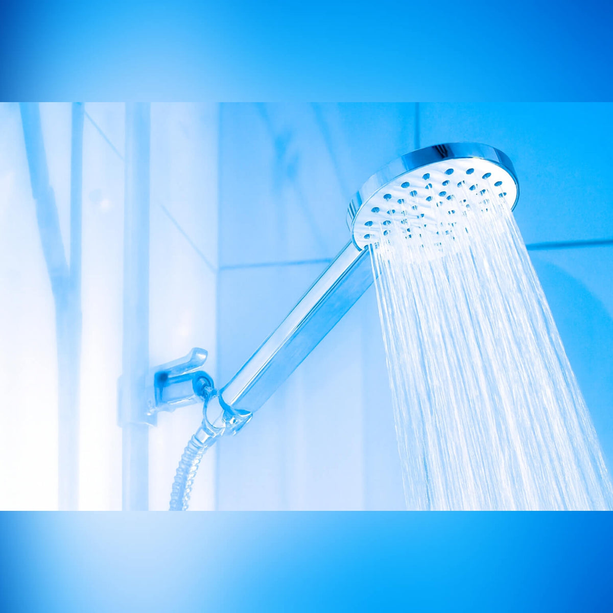 Duschkopf Prosecco wassersparend, an Duschhaken aufgehängt mit vollem Wasserstrahl
