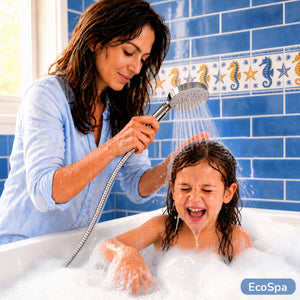 Kind in Badewanne wird von der Mutter das Haar gespült mit der Ecospa