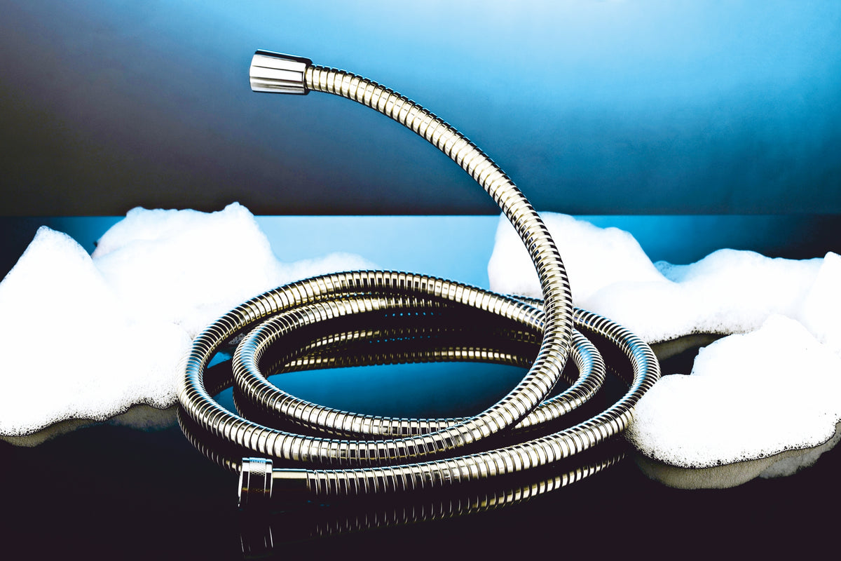 Stilleben Brauseschlauch Edelstahl, elastisch blauem Hintergrund und Schaumkronen