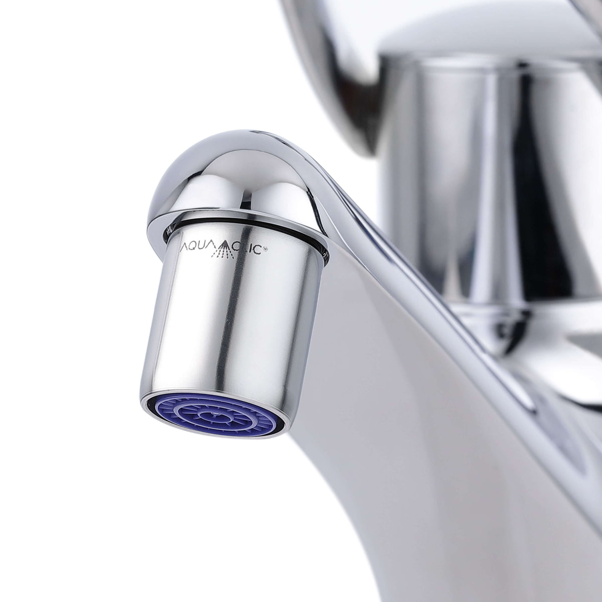 AquaClic Inox Strahlregler Pur am Wasserhahn montiert Edelstahl schlicht