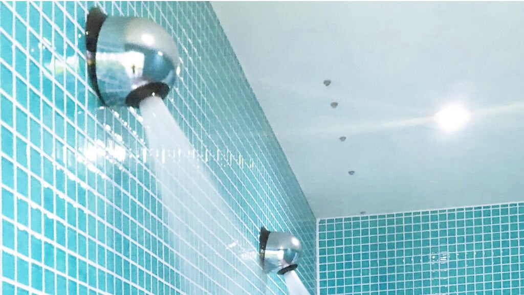 Wandbrause Publique für öffentliche Duschen in Hallenbad und Fitnesscenter, türkisfarbenes Mosaik