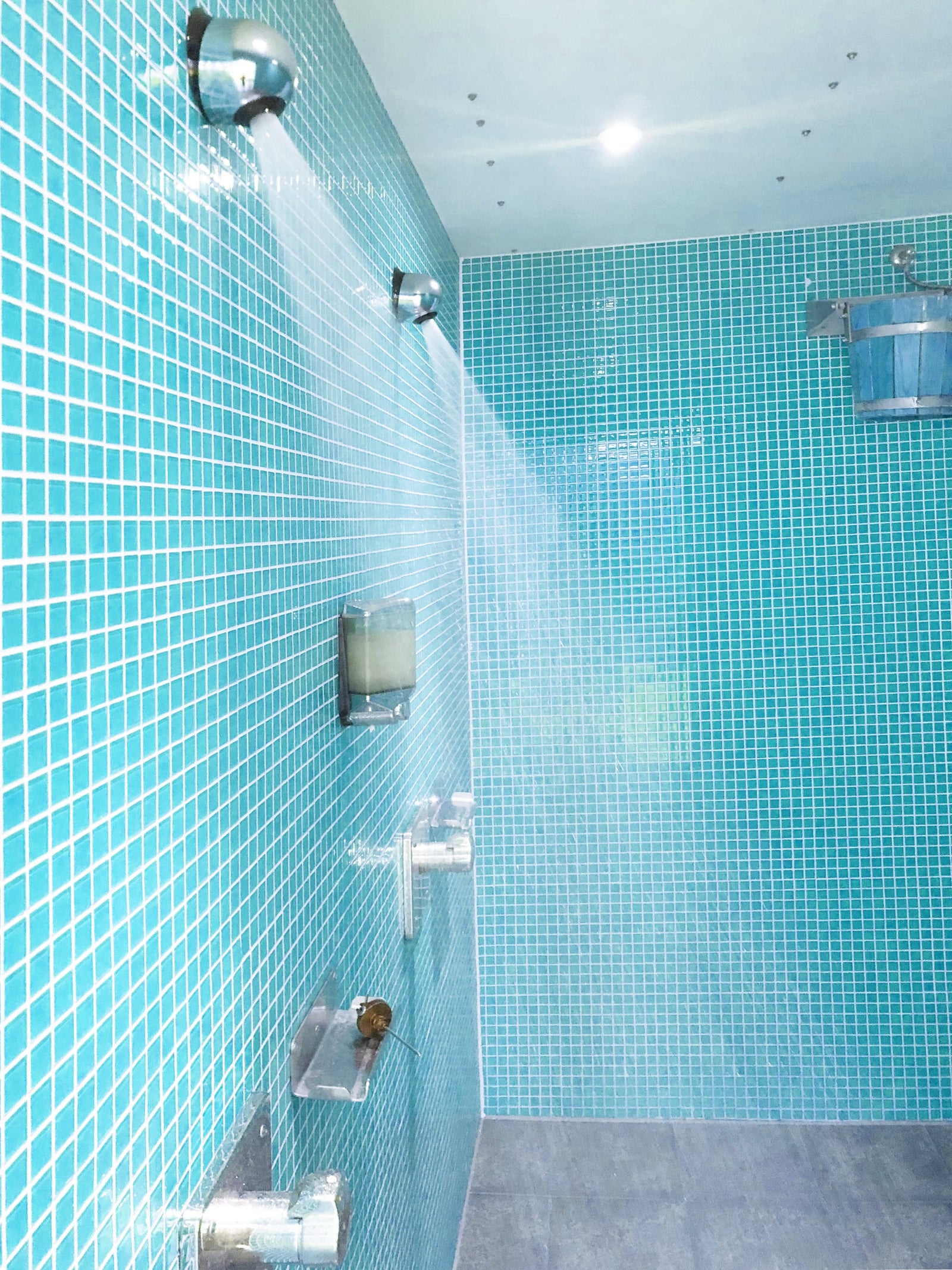 Wandbrause AquaClic-Publique an der Wand