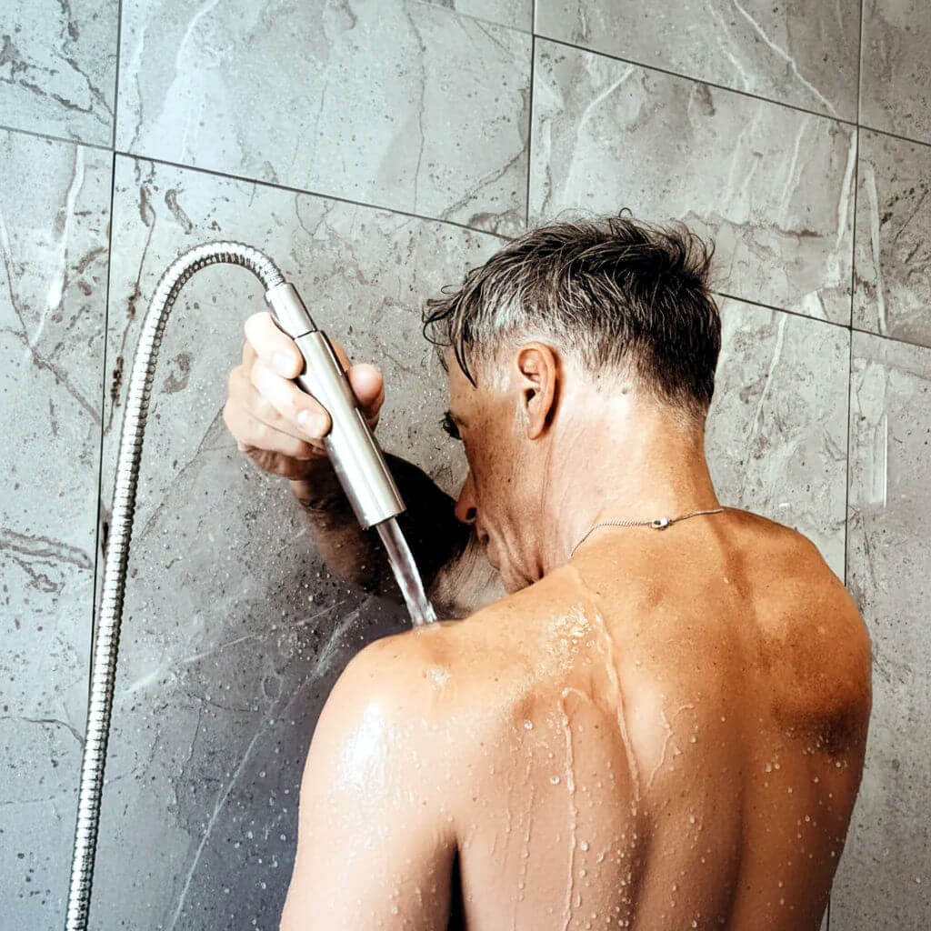 Kneipp-Set Premium: Kneippduschkopf. Kneipp-Buch und diversese Zubehör