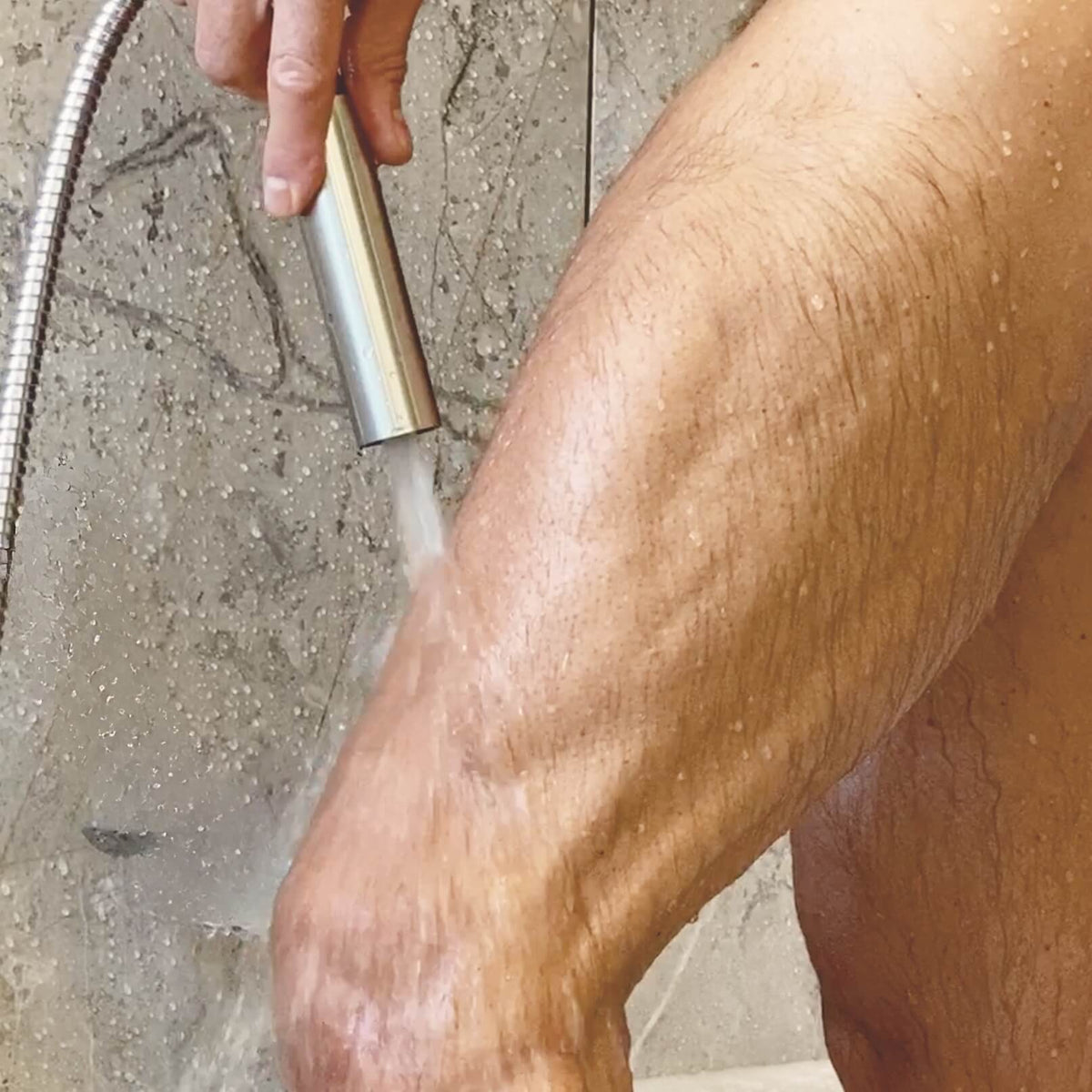 Kneippguss Beine - Oberschenkel mit Elégance-Kneipp-Duschkopf
