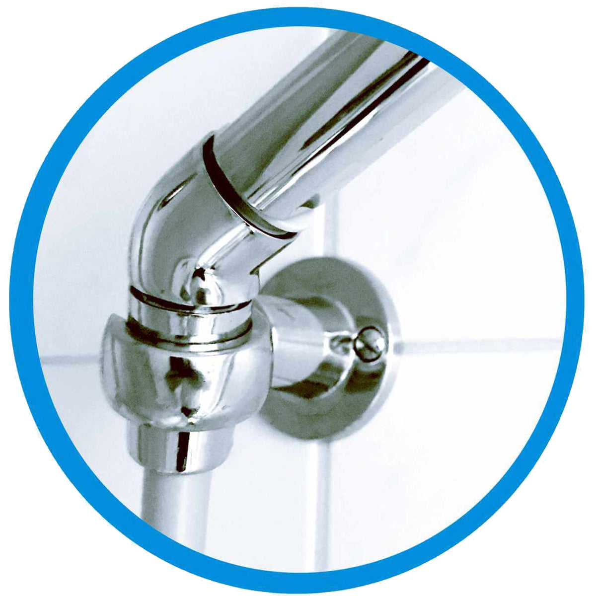 Brausewinkel in Aktion zwischen Griff und Schlauch