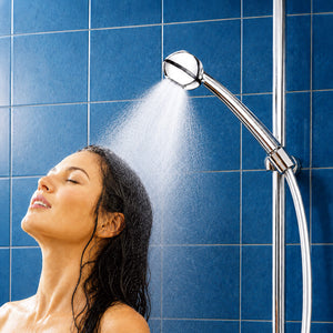 Junge Frau spült die Haare unter einer SwissClima-Duschbrause mit kräftigem Wasserstrahl