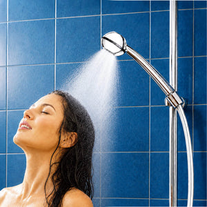 Junge Frau spült die Haare unter einer SwissClima-Duschbrause mit kräftigem Wasserstrahl