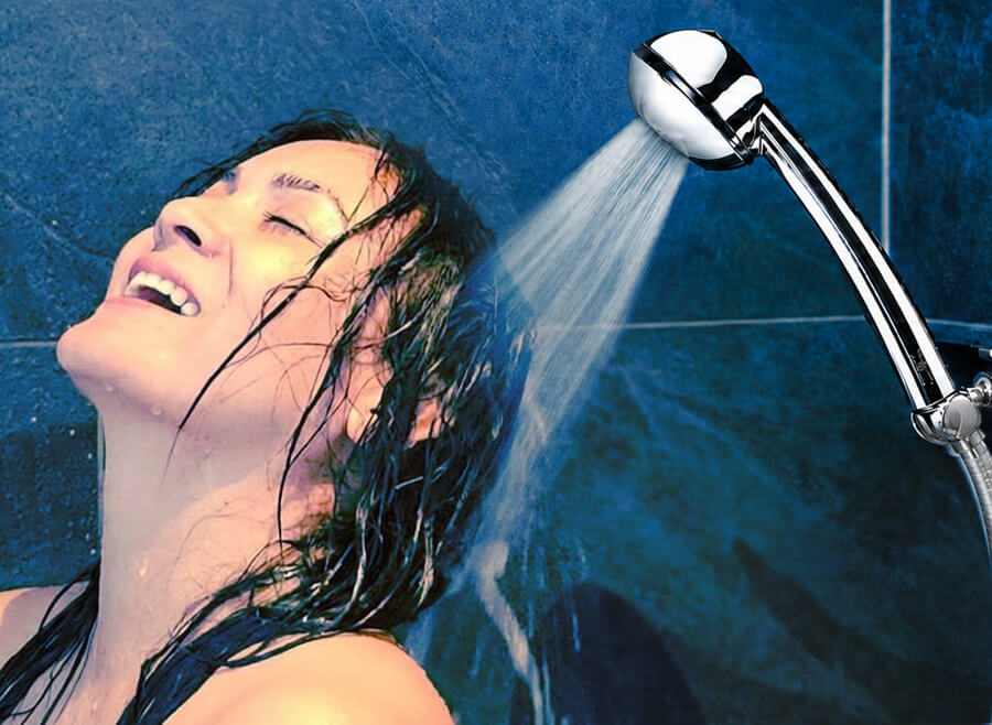 Junge Frau spült die Haare aus unter einer wassersparenden Dusche SwissClima Ecochrome