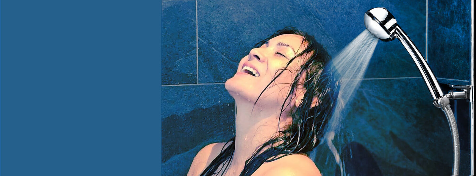 Junge Frau spült die Haare aus unter einer wassersparenden Dusche SwissClima Ecochrome