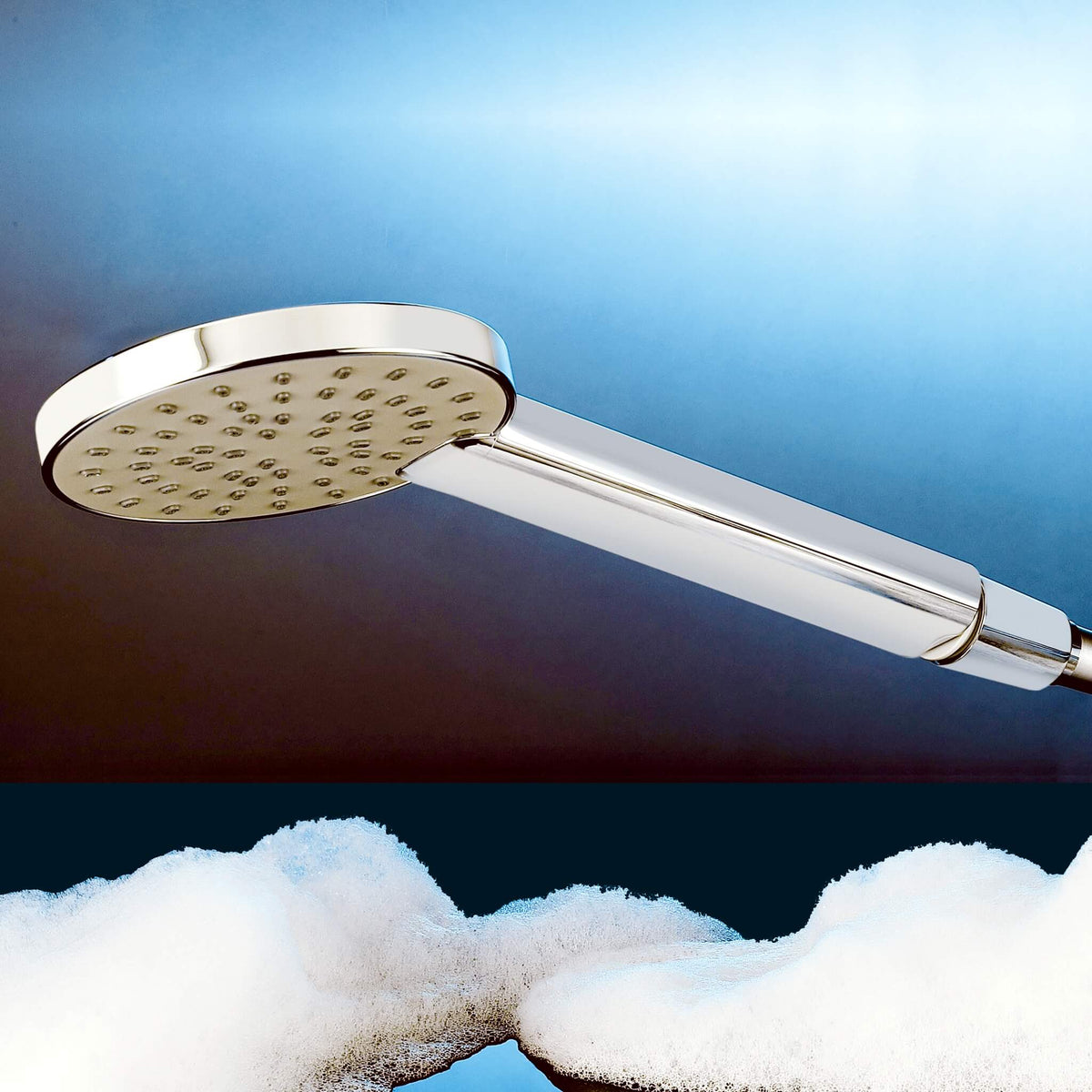 Wasserspar-Duschkopf Prosecco im Halbprofil vor blauem Hintergrund und Seifenschaum