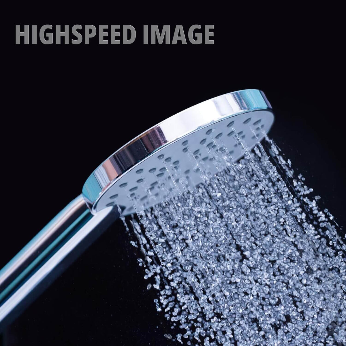 Prosecco-Sparbrause im Profil mit Wasserstrahl vor schwarzem Hintergrund in Highspeed Mode: die einzelnen Tropfen sind von Auge nicht sichtbar