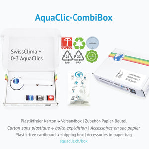 Verpackungen: links offene SwissClima Karton-Box für einen Duschkopf und 0-3 AquaClics, in der Mitte Papierbeutel für AquaClic Zubehör, rechts: geschlossene Verpackungsbox, dient als Versandbox. In der Mitte Umweltlabels plastikfrei.