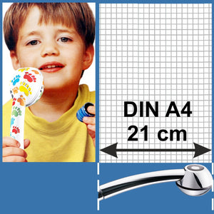 SwissClima multicolore avec catwalk dans les mains des enfants Ramon : comparaison de taille entre le Black Power chromé et une feuille A4